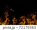 暗い背景の中で静かに揺らめく炎のテクスチャ 72170363