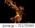 ゆらゆらと駆け上る炎の柱【黒背景】 72170365