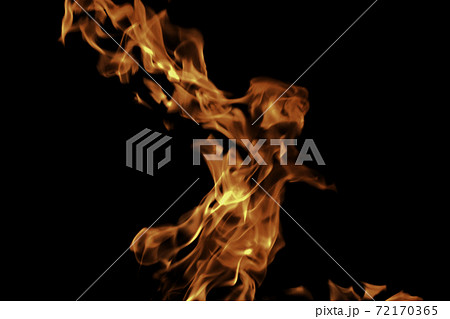 ゆらゆらと駆け上る炎の柱【黒背景】 ゆらゆらと駆け上る炎の柱【黒背景】 72170365