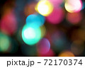都会の夜景に包まれるカラフルなボケ味 72170374