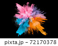 クリーミーな色彩のダスト粒子が爆発した瞬間 72170378
