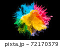 カラフルなダスト粒子の爆発した瞬間のクローズアップ 72170379