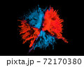 鮮やかな赤色と青色のカラー粒子が爆発した瞬間 72170380
