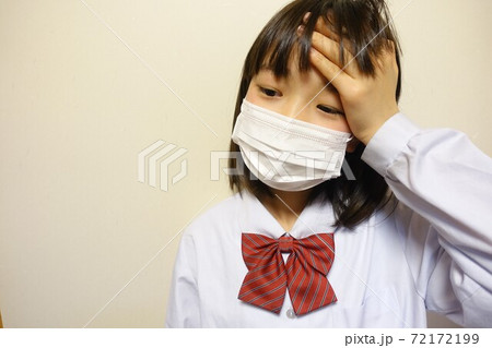 マスクをした体調不良の女の子 咳 くしゃみ 熱 マスクをした体調不良の女の子 咳 くしゃみ 熱 72172199