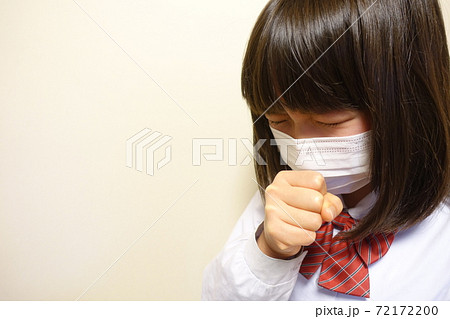 マスクをした体調不良の女の子 咳 くしゃみ 熱 マスクをした体調不良の女の子 咳 くしゃみ 熱 72172200