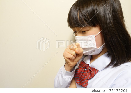 マスクをした体調不良の女の子 咳 くしゃみ 熱 マスクをした体調不良の女の子 咳 くしゃみ 熱 72172201