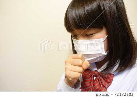 マスクをした体調不良の女の子 咳 くしゃみ 熱 マスクをした体調不良の女の子 咳 くしゃみ 熱 72172202