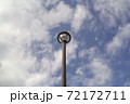 青い空と白い雲と見上げる街灯 72172711