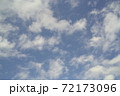 東京の青い空とまばらなやわらかい白い雲 72173096