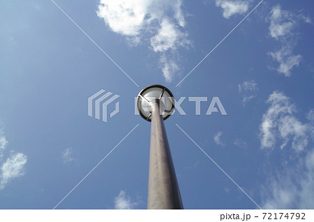 青い空と白い雲と真下から見上げる街灯 72174792
