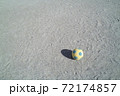 公園の砂地に転がるサッカーボールに当たる光と伸びる影2 72174857