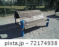 団地の砂の公園の木と鉄のベンチと伸びる影 72174938