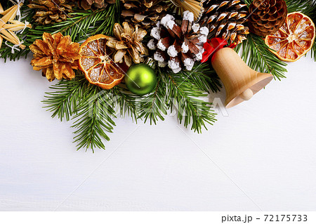 Christmas greeting card with jingle bell, dried oranges and green ornament 72175733
