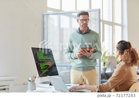 Business people working with computers 72177283