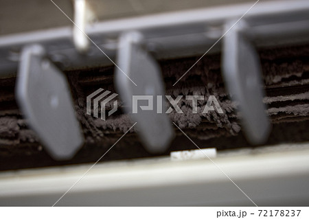 A very large accumulation of dirt on the surface of the rotor of the indoor unit of the air conditioner in the apartment 72178237