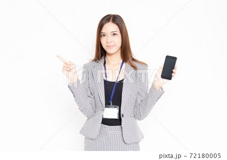 スマホを見せるビジネスウーマン 72180005