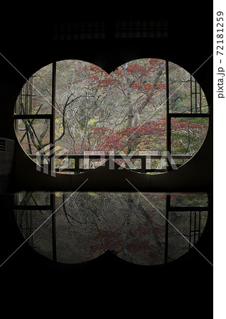 【秋】祐斎亭 まる窓の間 【秋】祐斎亭 まる窓の間 72181259