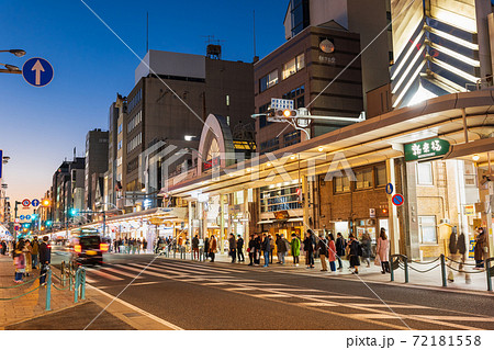 京都　夜の四条河原町 72181558