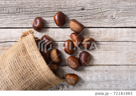 Autumn food chestnut 72181965