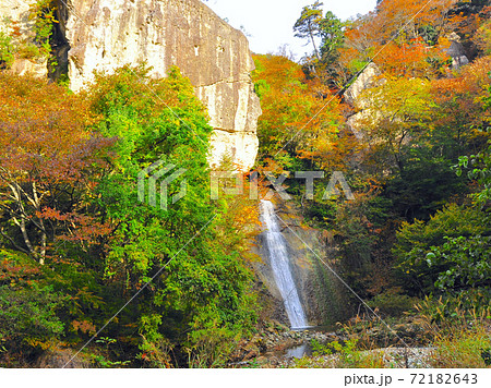 山形市山寺面白山　錦秋の紅葉川渓谷の霰滝 72182643