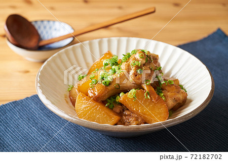 鶏手羽元と大根の甘辛煮 72182702
