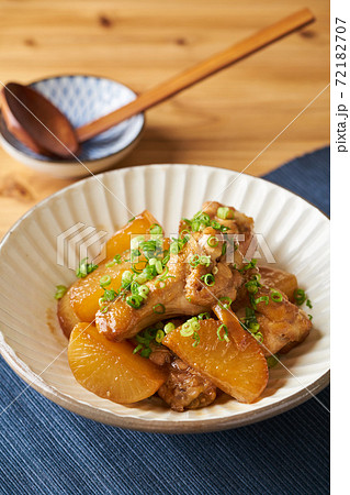 鶏手羽元と大根の甘辛煮 72182707