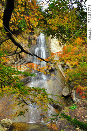 山形市山寺面白山 錦秋の紅葉川渓谷 藤花の滝 山形市山寺面白山 錦秋の紅葉川渓谷 藤花の滝 72182773