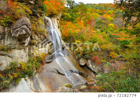 山形市山寺面白山　錦秋の紅葉川渓谷　藤花の滝 72182774