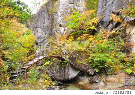 山形市山寺面白山　錦秋の紅葉川渓谷の清流に架かる橋 72182781