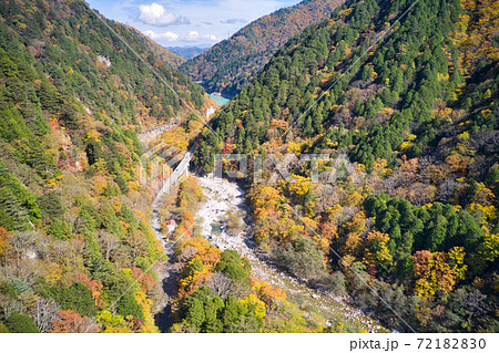 高瀬渓谷の雄大な眺めと美しい紅葉　長野県大町市（ドローンによる空撮） 72182830