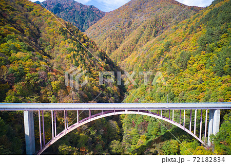 高瀬渓谷龍神湖の雄大な眺めと美しい紅葉　長野県大町市（ドローンによる空撮） 72182834