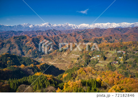 アルプス展望台から見る冠雪した白馬連山と紅葉の里山の山並み　長野県小川村（ドローンによる空撮） 72182846