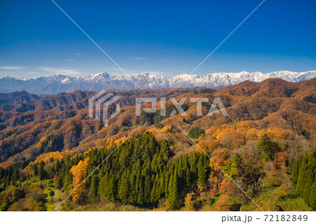 小川村発地から見る冠雪した白馬連山と紅葉の里山の山並み 長野県小川村(ドローンによる空撮) 小川村発地から見る冠雪した白馬連山と紅葉の里山の山並み 長野県小川村(ドローンによる空撮) 72182849
