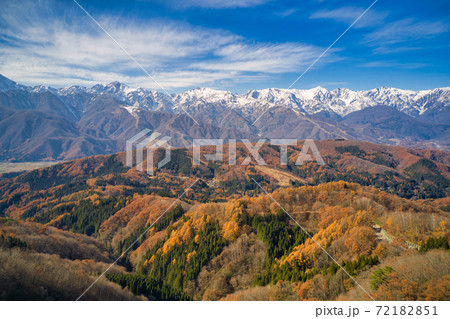 白沢峠から見る美しい冠雪した白馬連山と紅葉の里山の山並み　長野県白馬村（ドローンによる空撮） 72182851