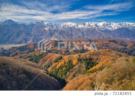白沢峠から見る美しい冠雪した白馬連山と紅葉の里山の山並み　長野県白馬村（ドローンによる空撮） 72182855
