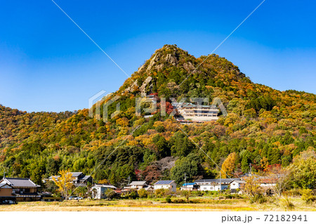 滋賀県東近江市　全山紅葉している太郎坊宮の遠景 72182941