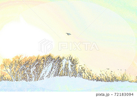 凧揚げを楽しむファミリーと初日の出 72183094