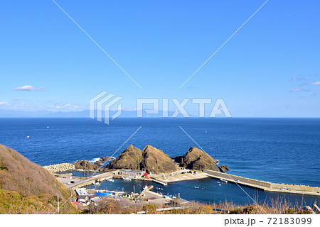 龍飛崎風景　竜飛岬　龍飛漁港　津軽海峡　青森県外ヶ浜町　遠望は北海道 72183099