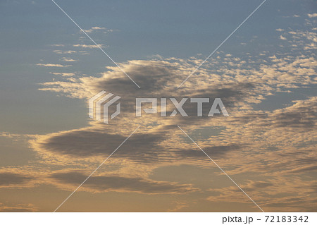 イワシを捕らえたイワシ雲 72183342