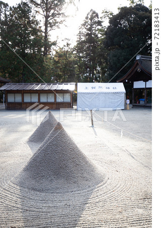 厳格な雰囲気の境内 72183413