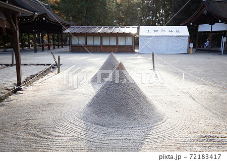 厳格な雰囲気の境内 72183417
