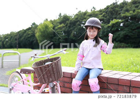 自転車の補助輪を取って練習を頑張る女の子 自転車の補助輪を取って練習を頑張る女の子 72183879