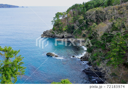 みちのく潮風トレイル　石巻市雄勝町波板　波板大橋から眼下の岩礁と対岸の白銀崎を見晴らす 72183974