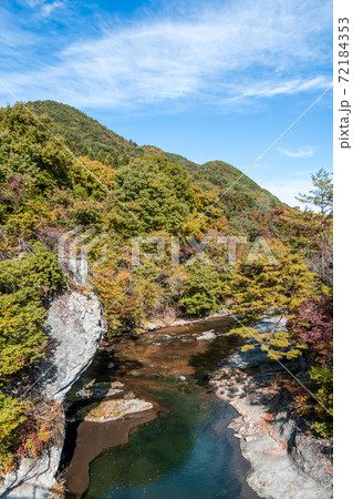 【吹割の滝付近の渓流と紅葉】 72184353