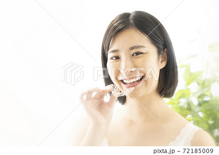 笑顔でマウスピースを持つ女性 72185009