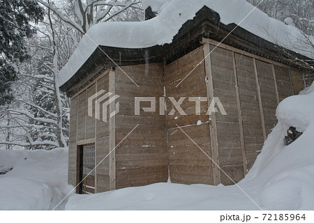 雪囲いされた 戸隠神社奥社の写真素材