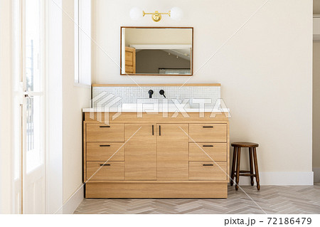 木目のオシャレな洗面台 72186479