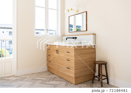 木目のオシャレな洗面台 木目のオシャレな洗面台 72186481