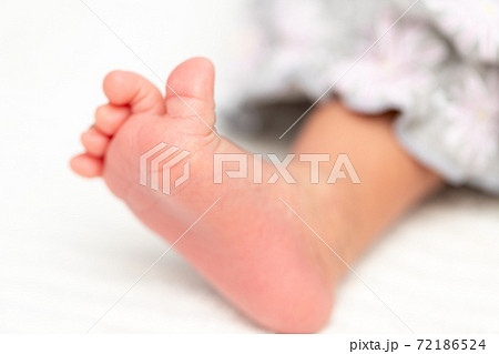 かわいいらしい赤ちゃんの足の写真素材