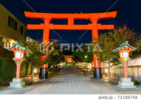 伏見稲荷大社の鳥居と美しい夜景 伏見稲荷大社の鳥居と美しい夜景 72186748
